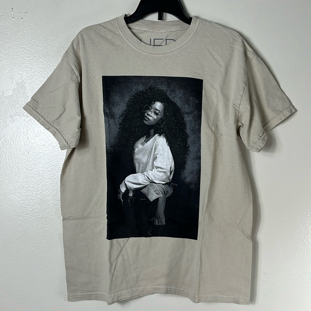 H.E.R graphic T-shirt Woman size small short sleeves